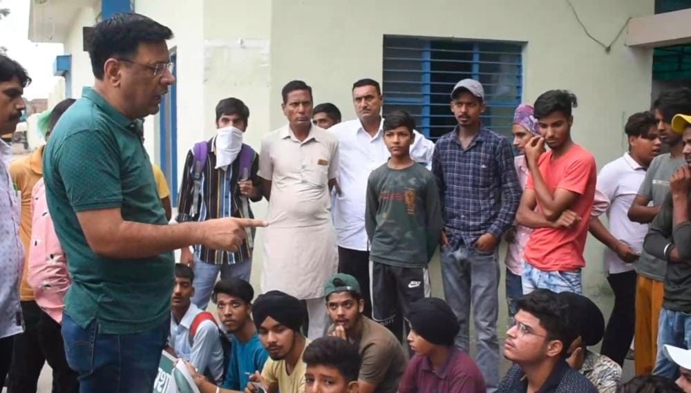 Students sat on dharna in front of the school gate in protest against sending less numbers in board examinations