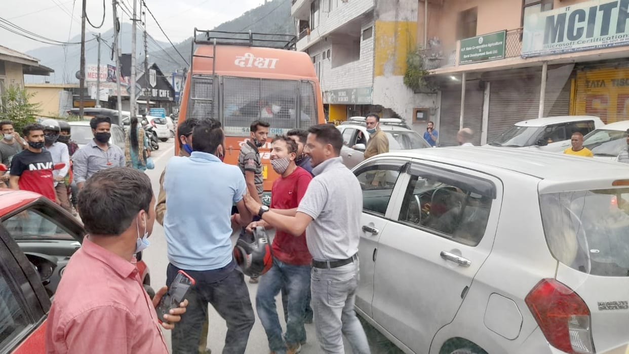 ????????? ?? ???? ???Bus drivers clashed over timetable, scuffles on the road