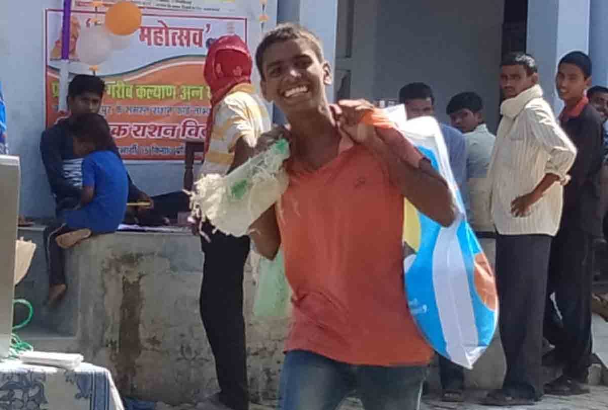 7.82 lakh families will get free edible oil pulses and salt in Gorakhpur
