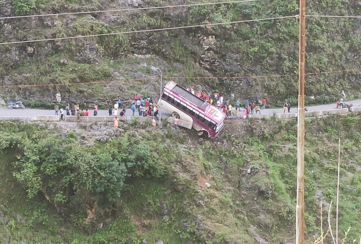 Himachal News: Narrow escape for passengers bus accident in Sirmour Himachal Pradesh