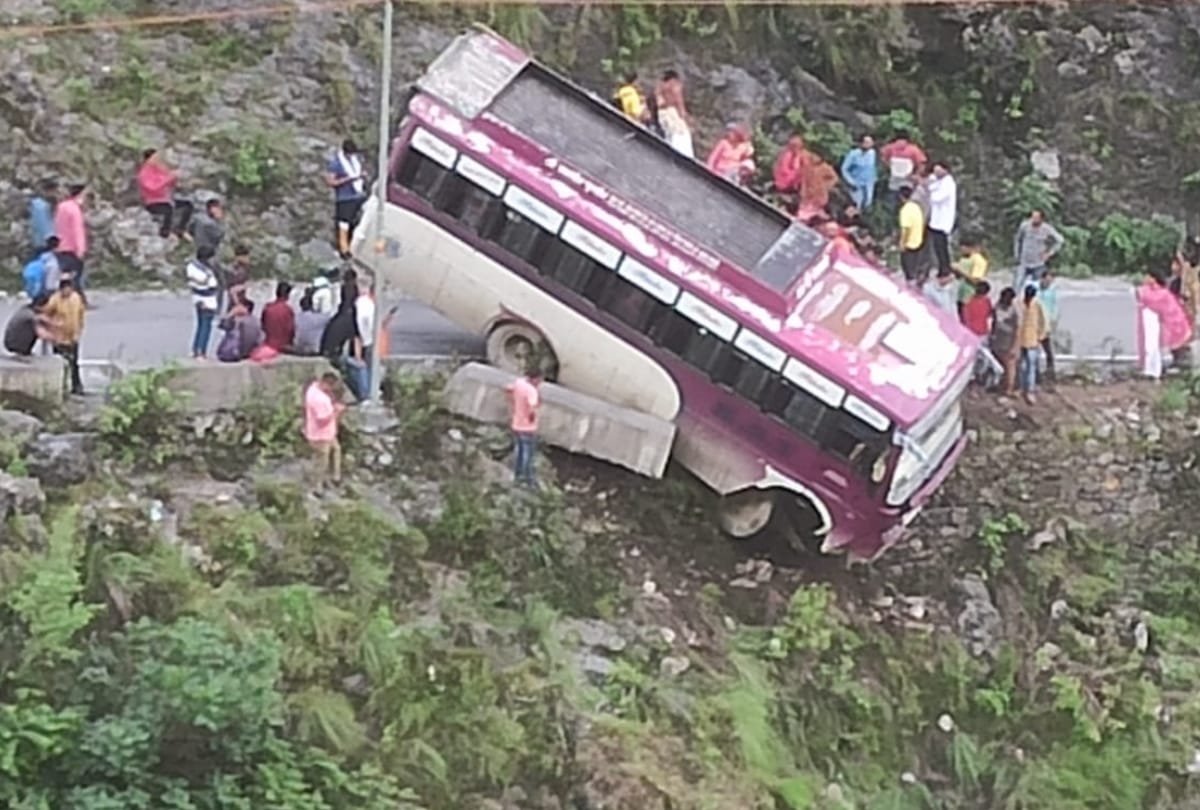 Himachal News: Narrow escape for passengers bus accident in Sirmour Himachal Pradesh