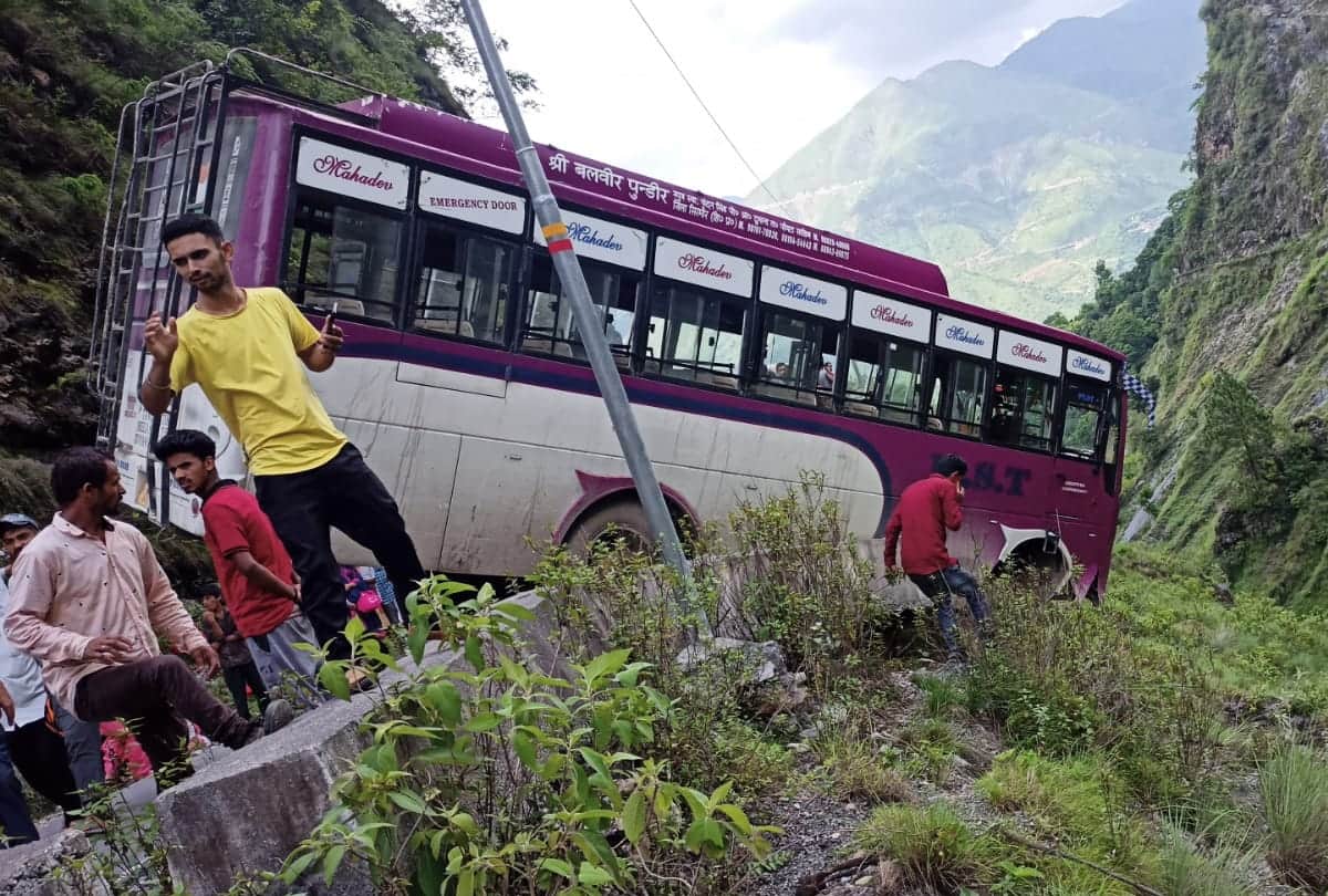 Himachal News: Narrow escape for passengers bus accident in Sirmour Himachal Pradesh