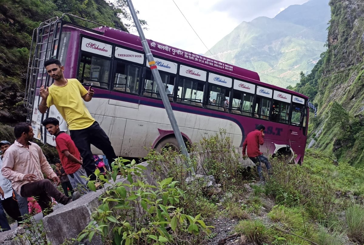 Himachal News: Narrow escape for passengers bus accident in Sirmour Himachal Pradesh