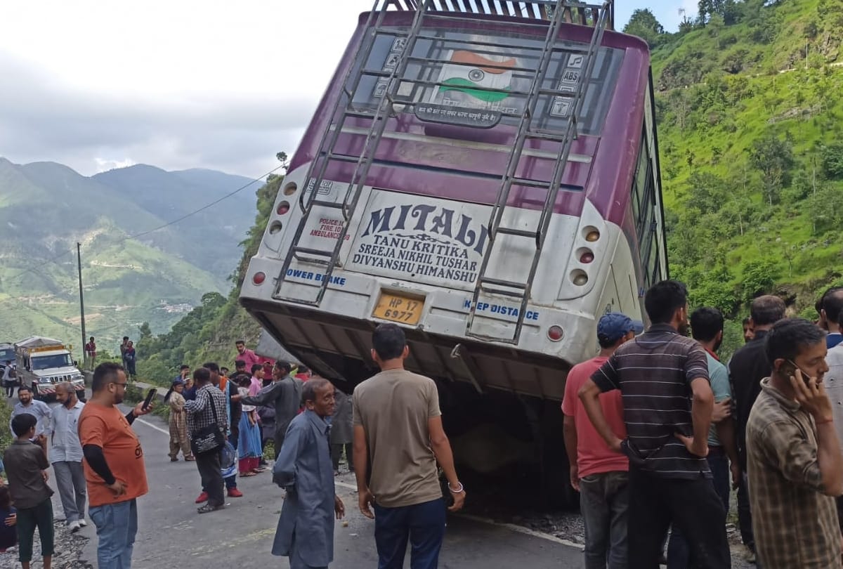Himachal News: Narrow escape for passengers bus accident in Sirmour Himachal Pradesh
