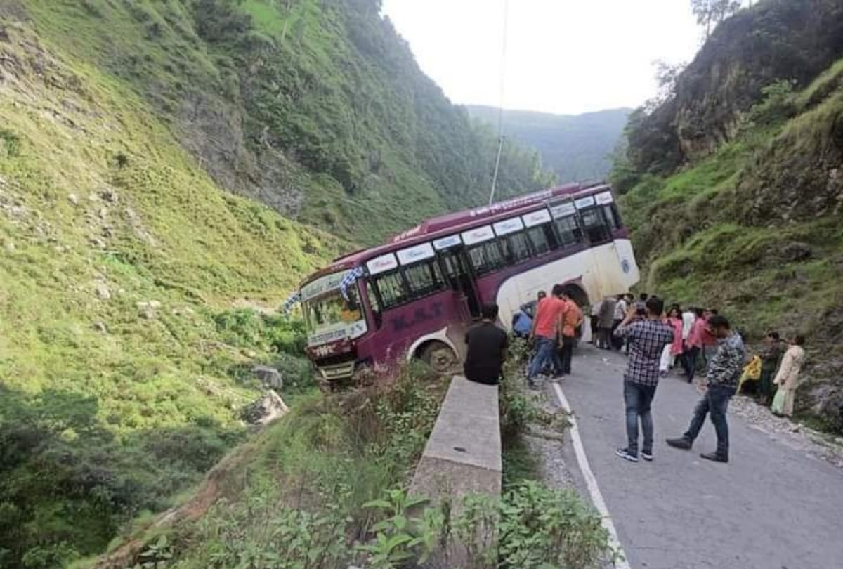 Himachal News: Narrow escape for passengers bus accident in Sirmour Himachal Pradesh