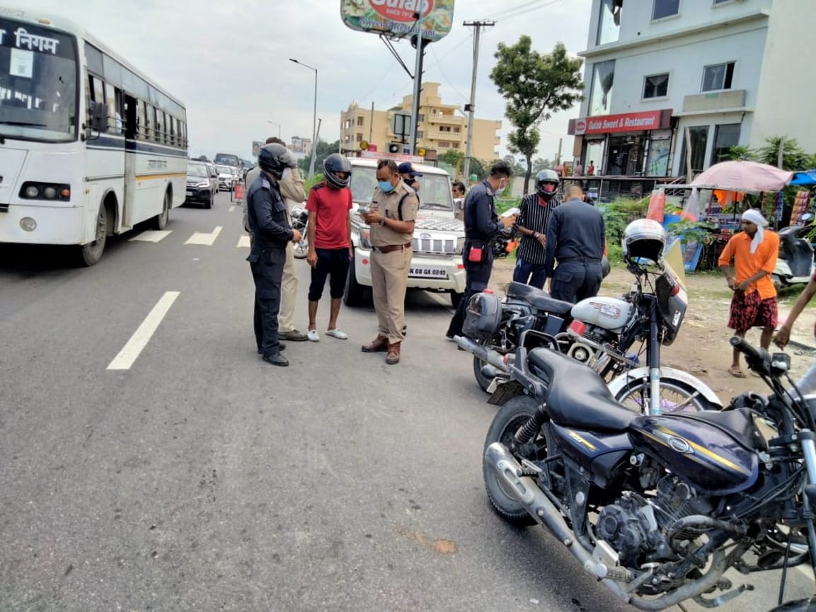 haridwar news : police CPU removed pressure horn from vehicles of other states who came to collect ganga jal