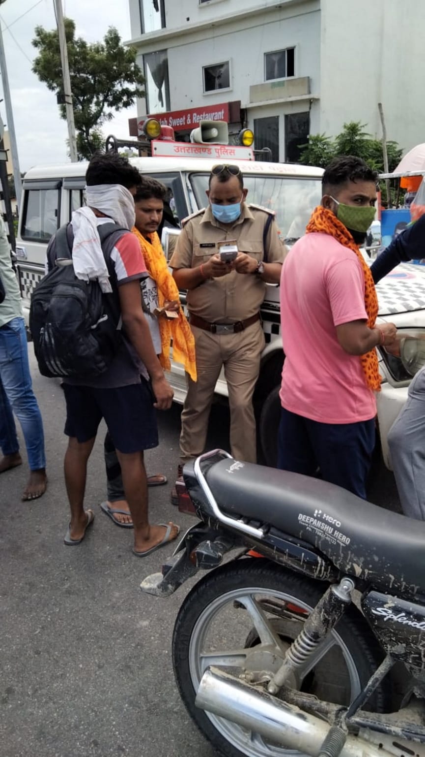 haridwar news : police CPU removed pressure horn from vehicles of other states who came to collect ganga jal