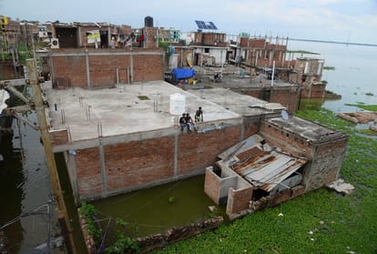 Ganga-Yamuna water level continues to rise, people flee due to water filling in the settlement