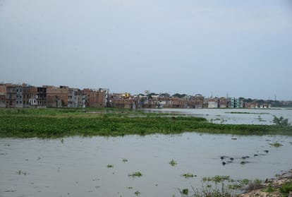 Ganga-Yamuna water level continues to rise, people flee due to water filling in the settlement