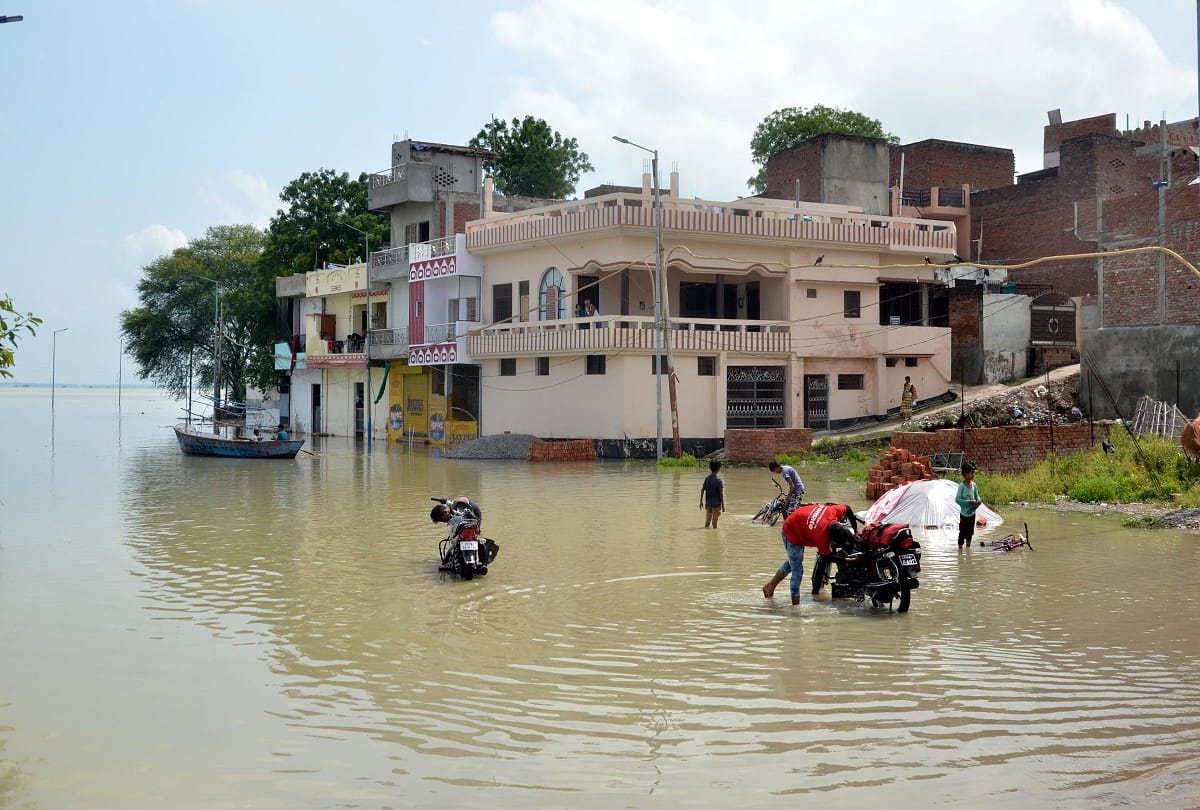 Ganga-Yamuna water level continues to rise, people flee due to water filling in the settlement