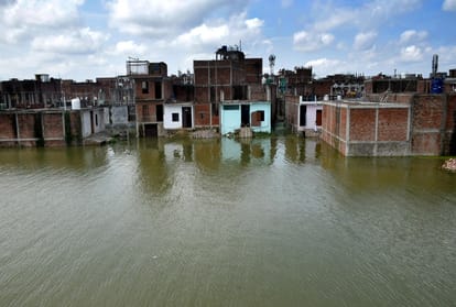 Ganga-Yamuna water level continues to rise, people flee due to water filling in the settlement