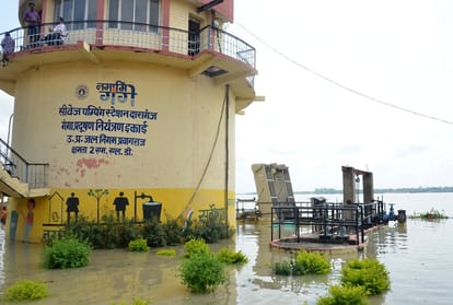 Ganga-Yamuna water level continues to rise, people flee due to water filling in the settlement