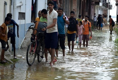 Ganga-Yamuna water level continues to rise, people flee due to water filling in the settlement