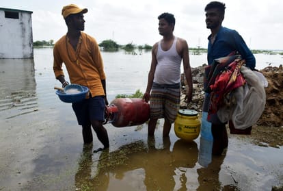 Ganga-Yamuna water level continues to rise, people flee due to water filling in the settlement