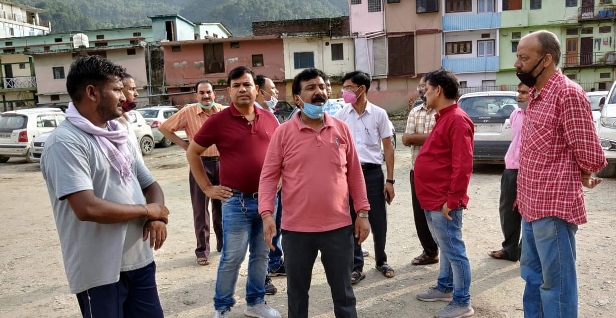 The Municipal President drove out the vehicles parked in Azad Maidan