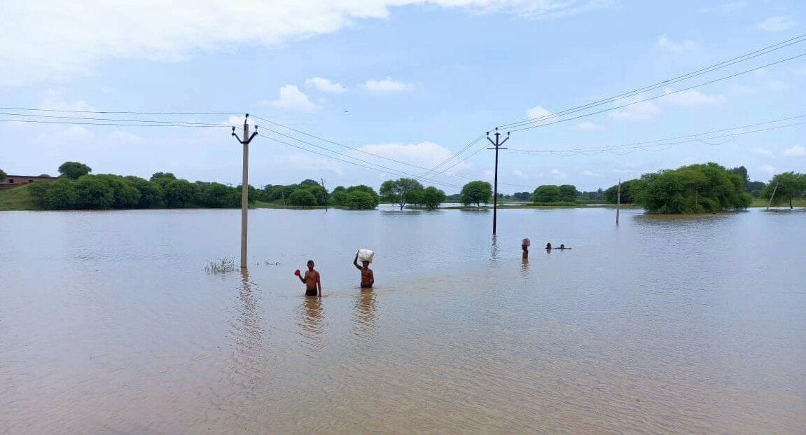Yamuna is increasing every hour, villagers started collecting goods