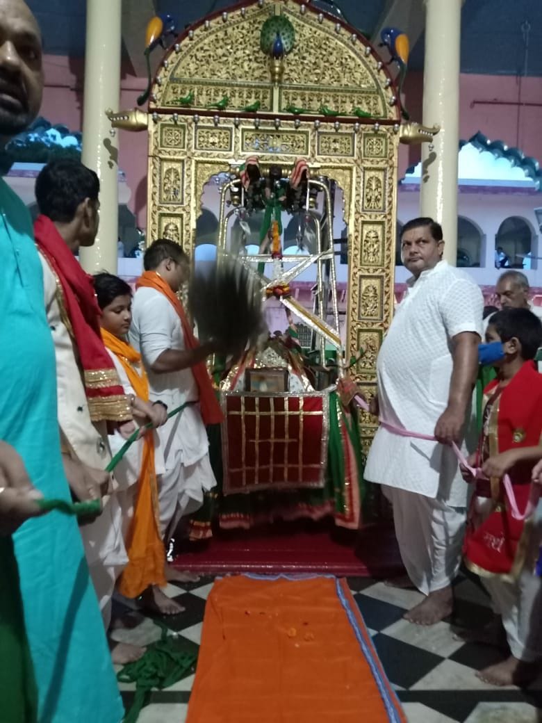 Mathura: Crowds gathered for the carousel darshan of Dauji Maharaj