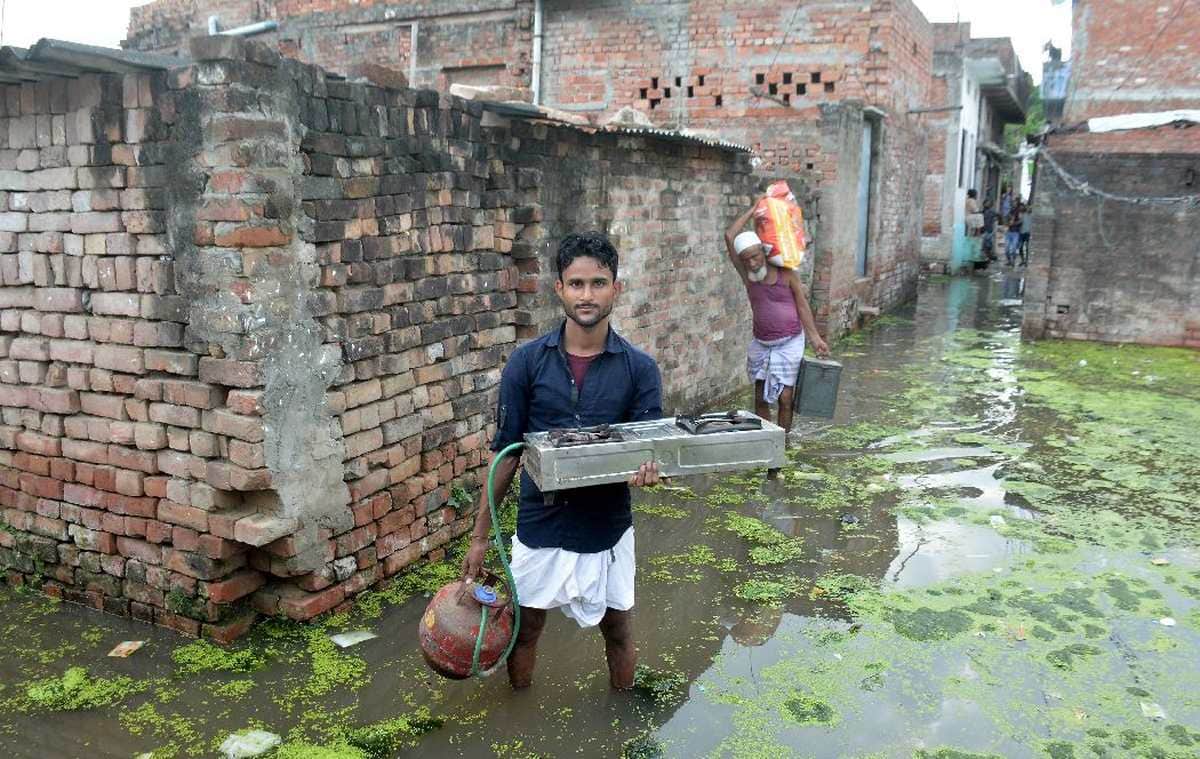 varanasi Ganag water level fear of flood Ganga reached near warning point people migrating in varuna area in varanasi