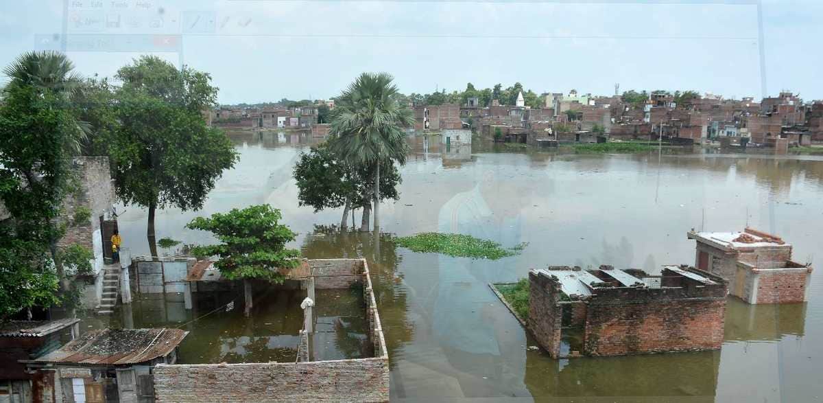 varanasi Ganag water level fear of flood Ganga reached near warning point people migrating in varuna area in varanasi