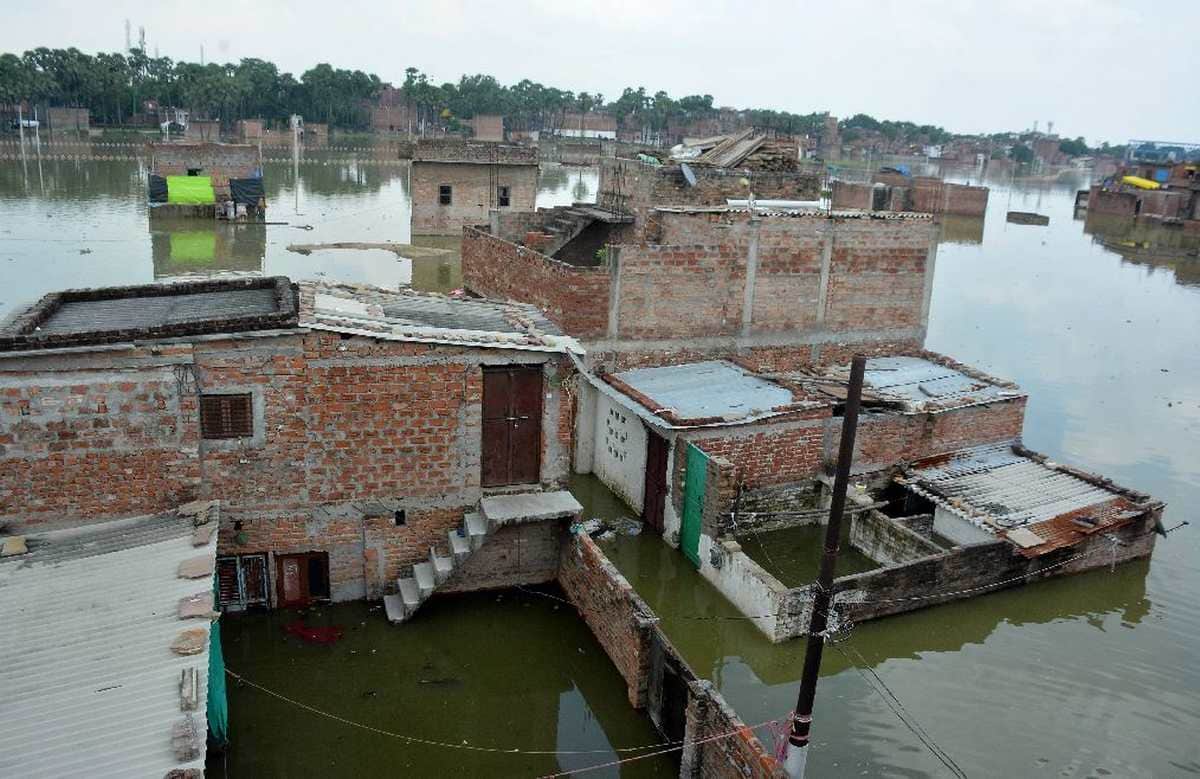 varanasi Ganag water level fear of flood Ganga reached near warning point people migrating in varuna area in varanasi