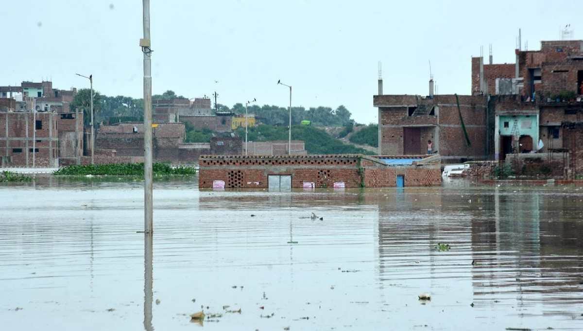 varanasi Ganag water level fear of flood Ganga reached near warning point people migrating in varuna area in varanasi
