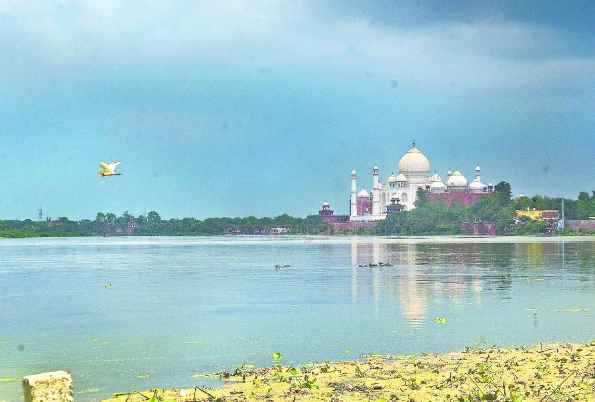 Yamuna river water level decreasing in Agra