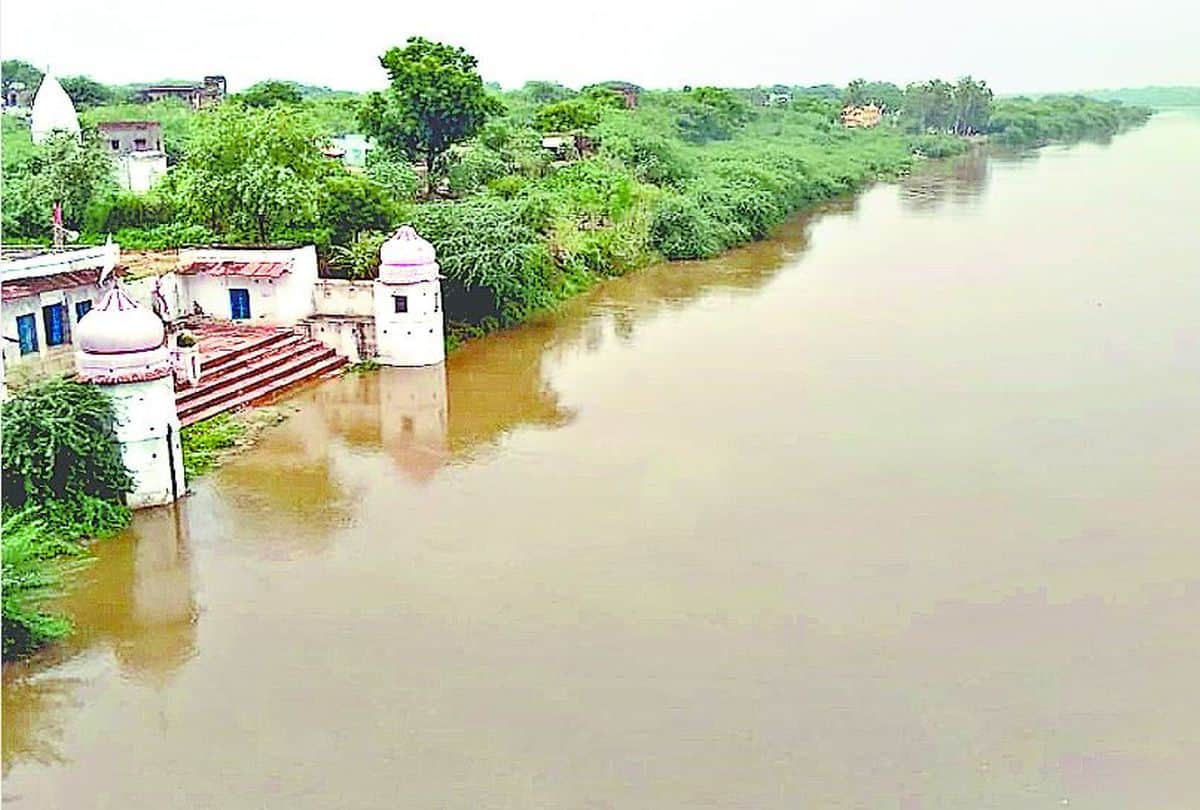 Chambal river flowing above the warning level in agra