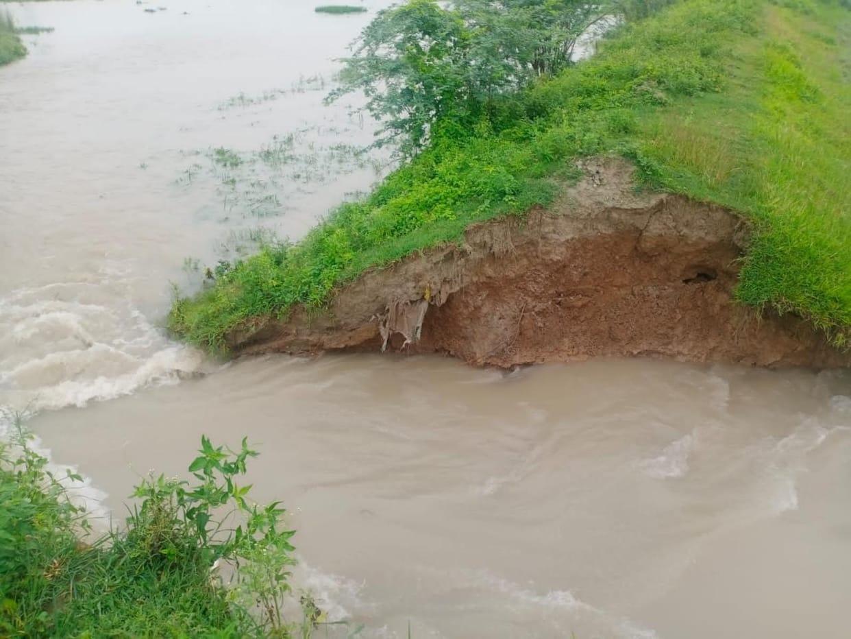 15 bigha crop submerged in water due to canal break in jaunpur water entered village