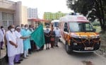 एम्स परिसर में एंबुलेंस को हरी झंडी दिखाते एम्स निदेशक प्रो. रविकांत।