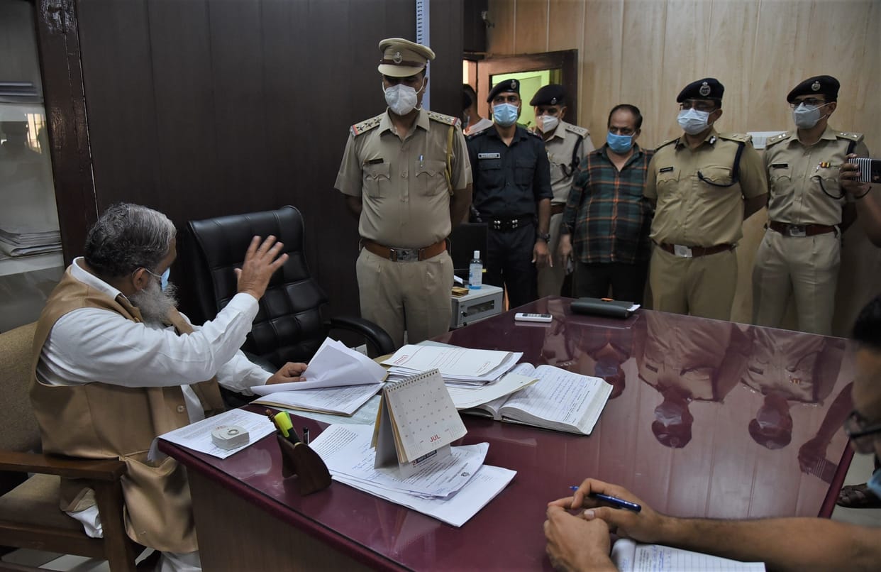 Home Minister said: After all, why action is not taken on the complaint, as soon as the information about Anil Vij's arrival, there was a crowd of complainants outside the police station.