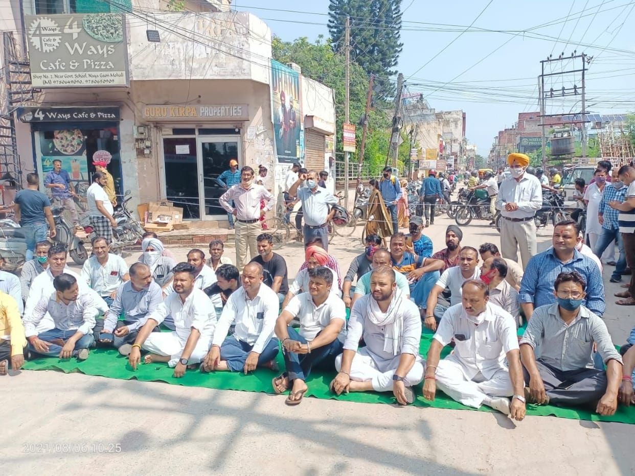 Nayagaon shopkeepers protested against the action of the electricity department