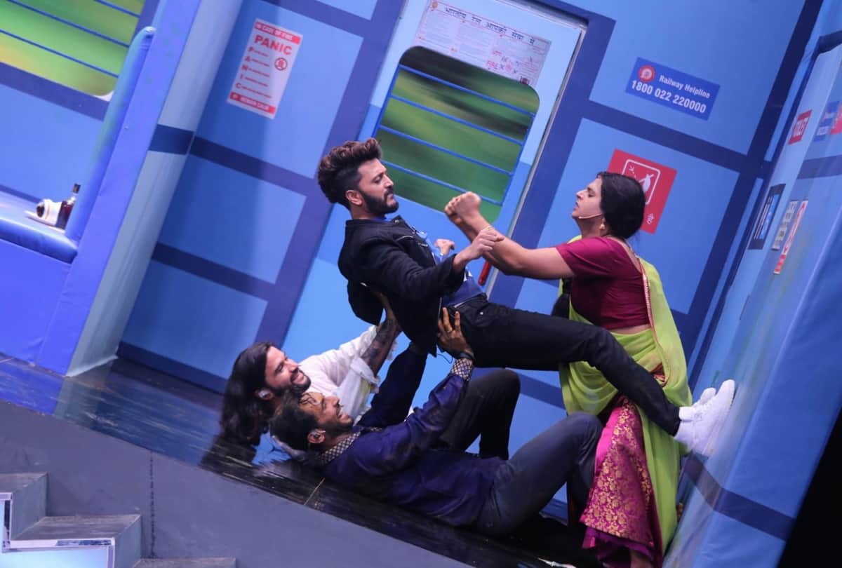 Riteish deshmukh and genelia will be seen as special guests in Zee Comedy show