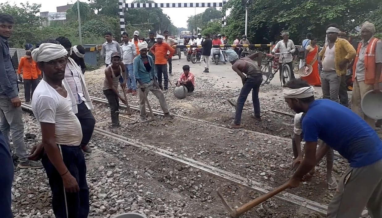 Six hours off railway crossing, all stranded in jam