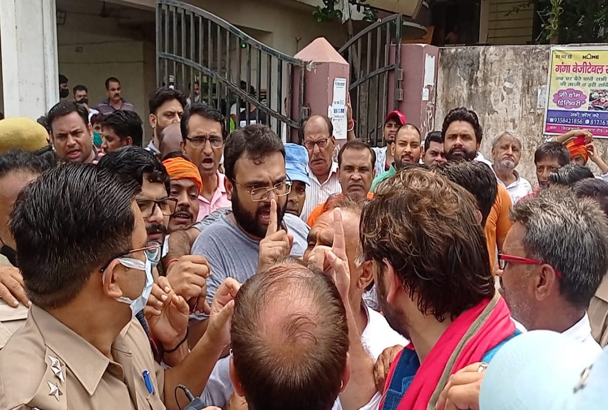 leader of SP and BJP came face to face in dispute over cemetery scuffles heavy police deployed