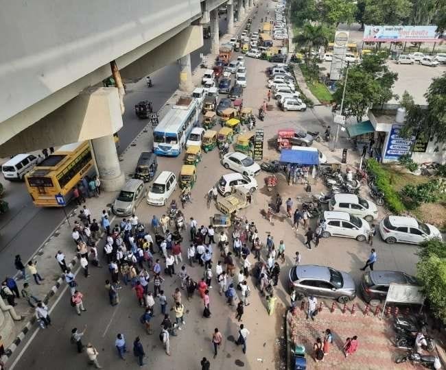 jhajjar bahadurgarh news,Metro commuters, who were waiting for entry, raised slogans by blocking the road