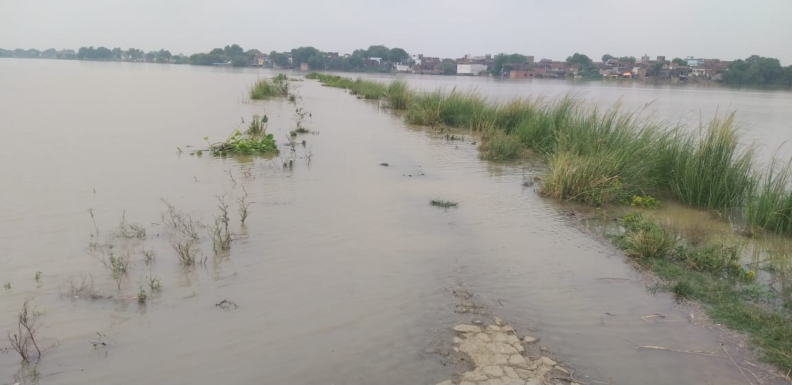 Five bighas of agricultural land merged in the Ganges