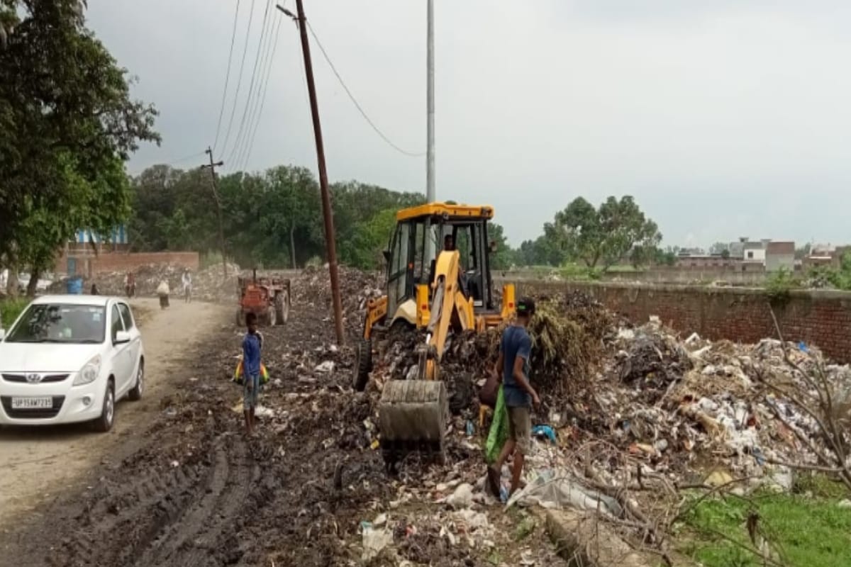 News Effect: Garbage piled up outside the proposed bus stand, administration woke up after news published