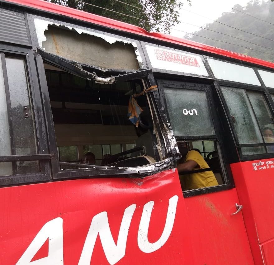 Stones fell on a moving bus in Jogindernagar, two passengers injured