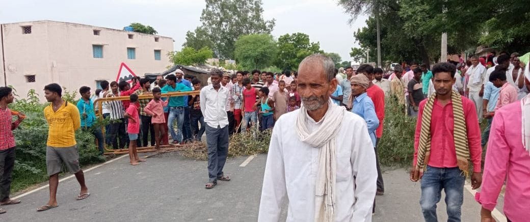 As soon as the dead bodies of the brothers reached the village, the villagers got angry, blocked the road