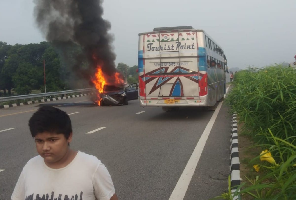 car caught fire on agra lucknow expressway in firozabad