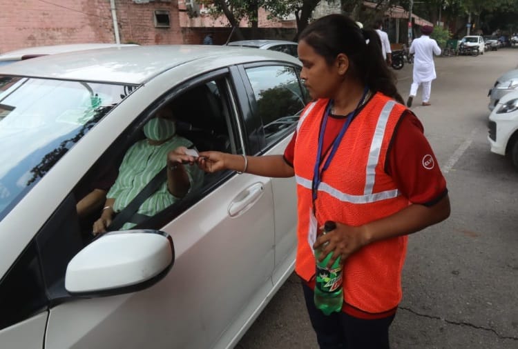 Boxer Ritu has Selling Parking Tickets in Chandigarh to run Her Household