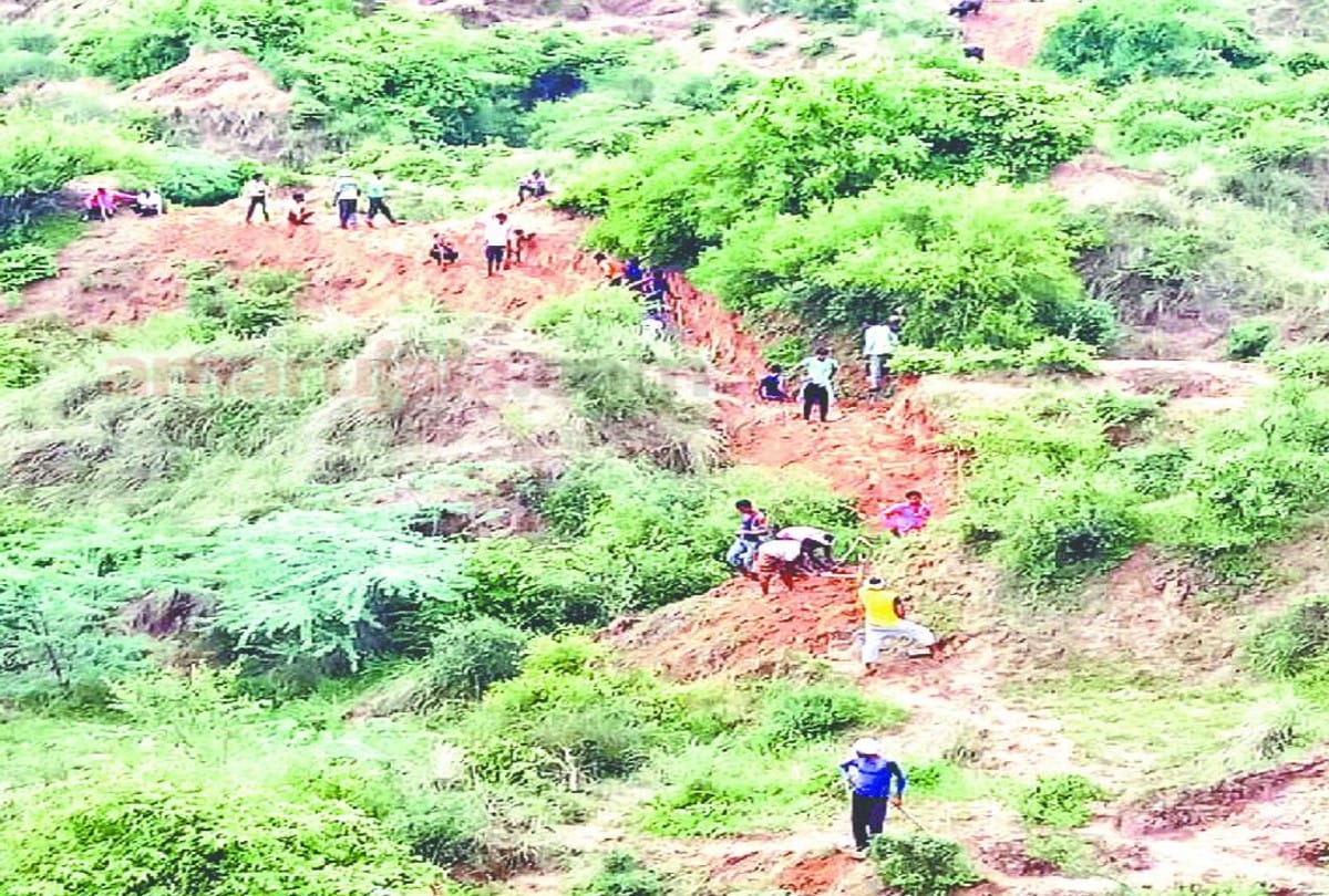 agra villagers made a way by cutting the mud dunes as dashrath manjhi