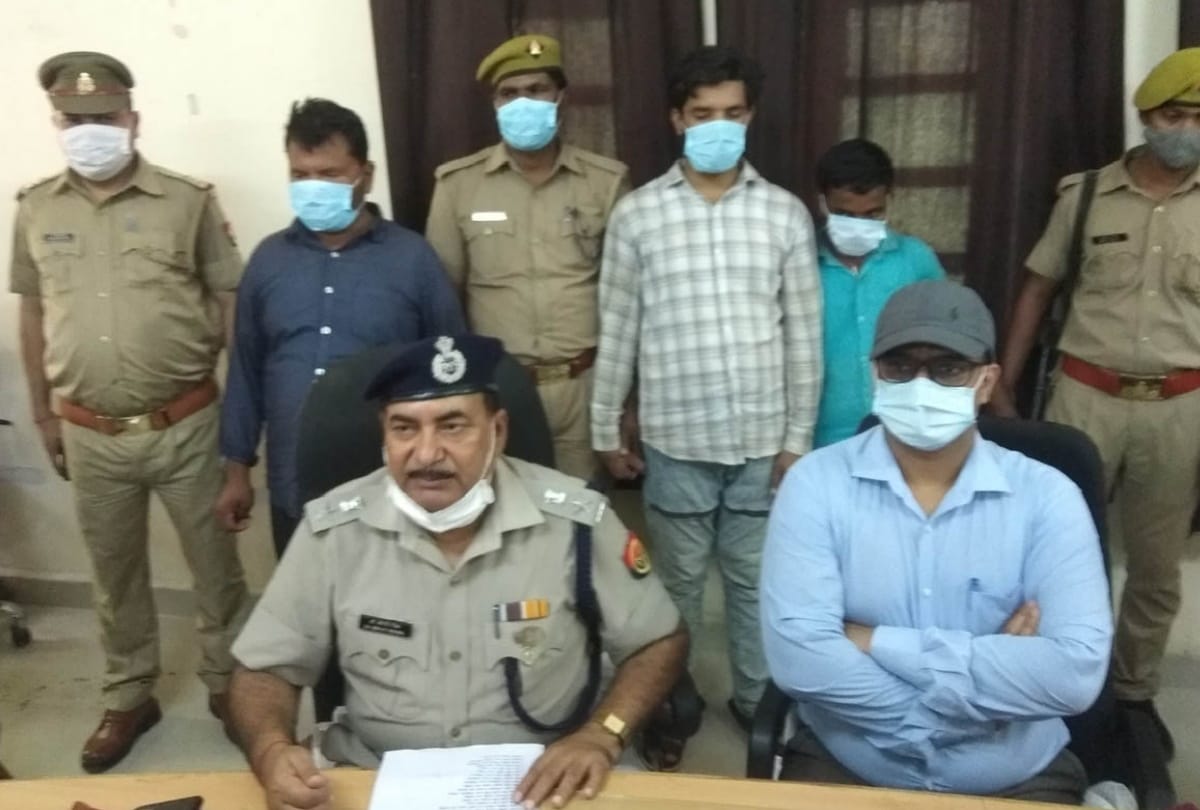 Gang exposing money from account by making thumb clone in deoria