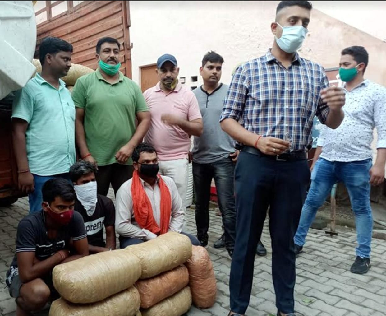 UP police,ganja ki khabrein,ganja smuggler,sahawar police,ganja racket