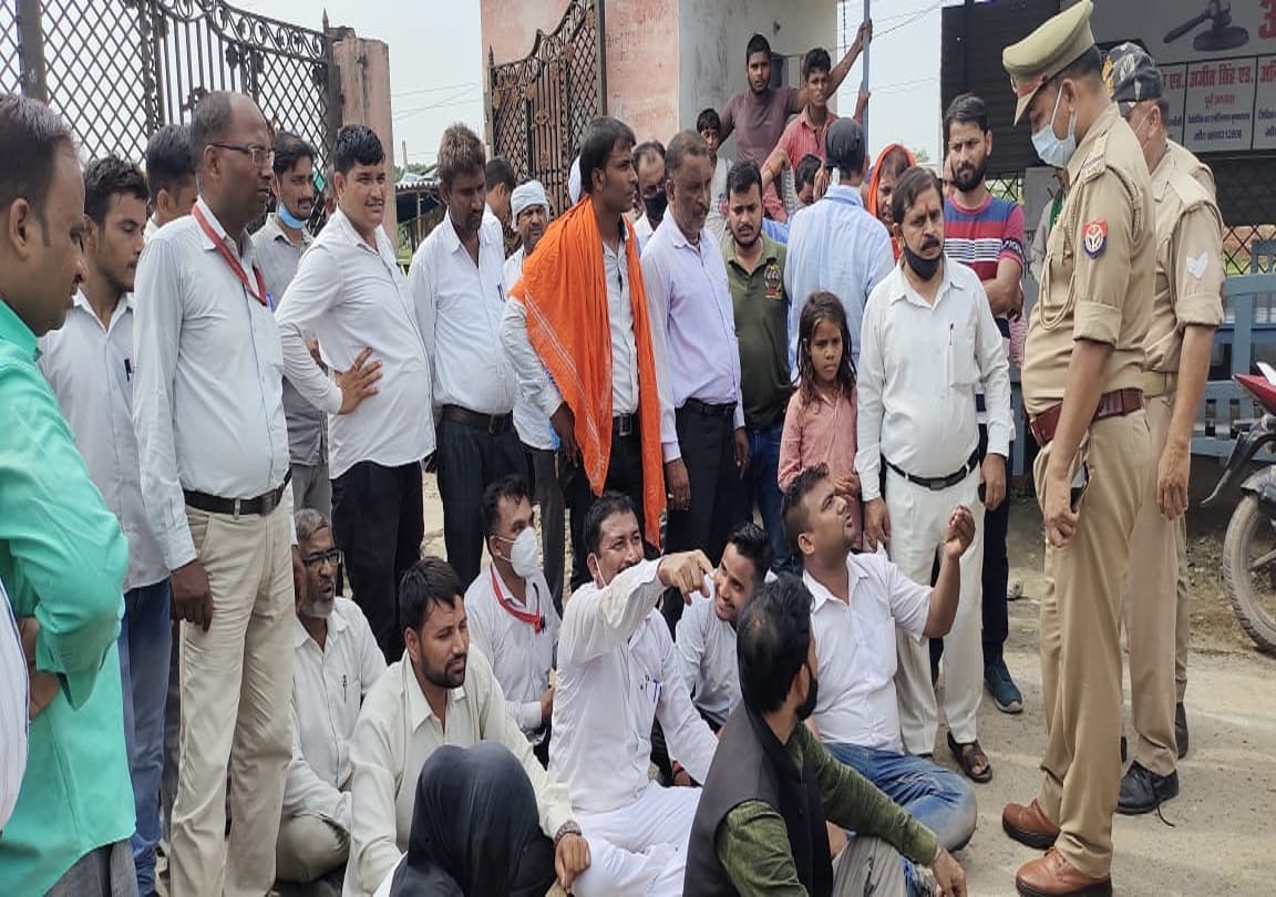 Advocates protest DM and SP who came to Tehsil for sampoorn samadhan divas in chandauli alleging misbehavior with  female advocate