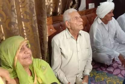 बजरंग के परिजन।