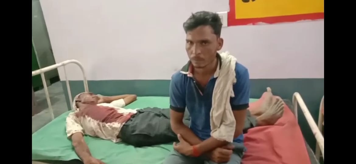 To resolve the dispute on the way, sticks and sticks went fiercely in the sitting panchayat