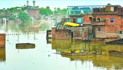 fear of flood Ganga water level crossed warning point and about to touch  danger mark in varanasi turmoil due to reverse flow in Varuna river migration started in low lying area