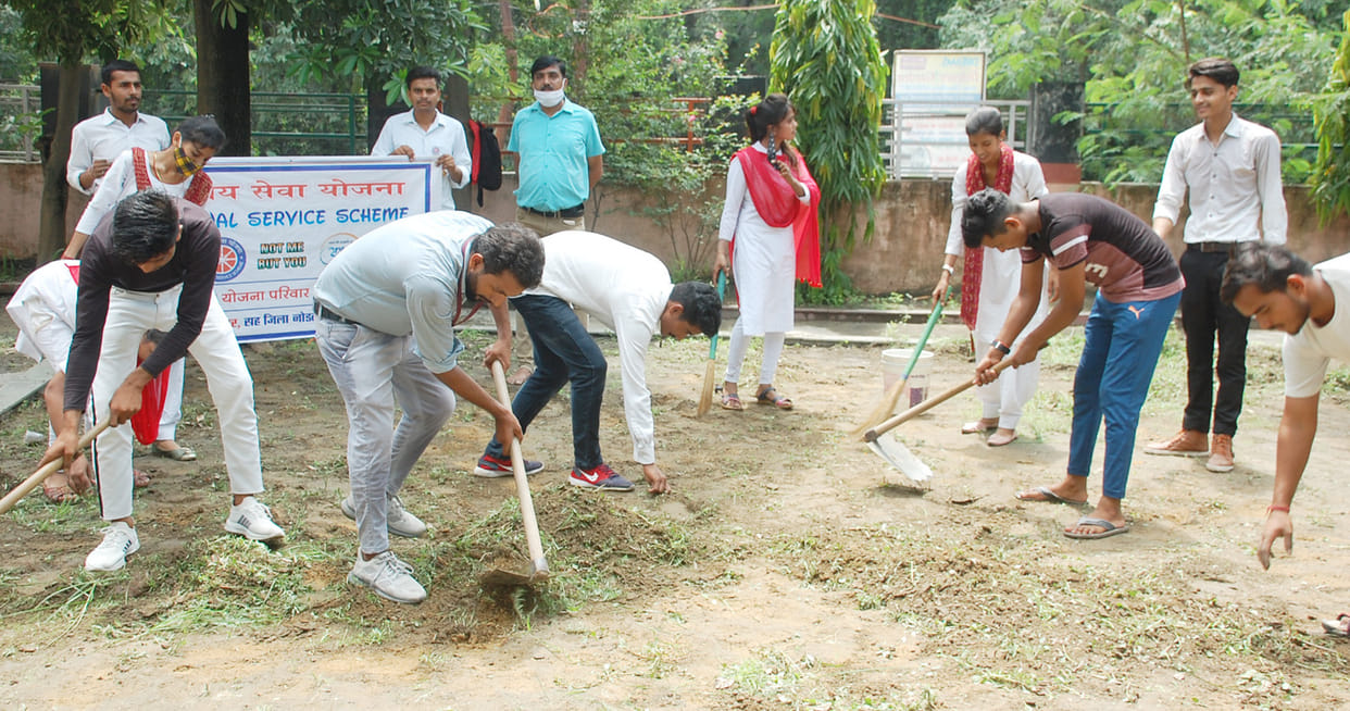 Volunteers conducted cleanliness drive in the park