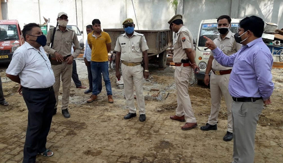Five cows died in Khekra's temporary cowshed